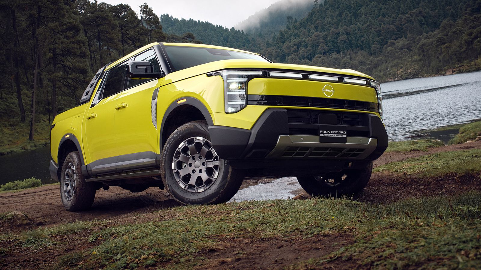 Νέο Nissan Navara Pro PHEV σε εμπρός τρία τέταρτα όψη δίπλα σε ορεινή λίμνη.